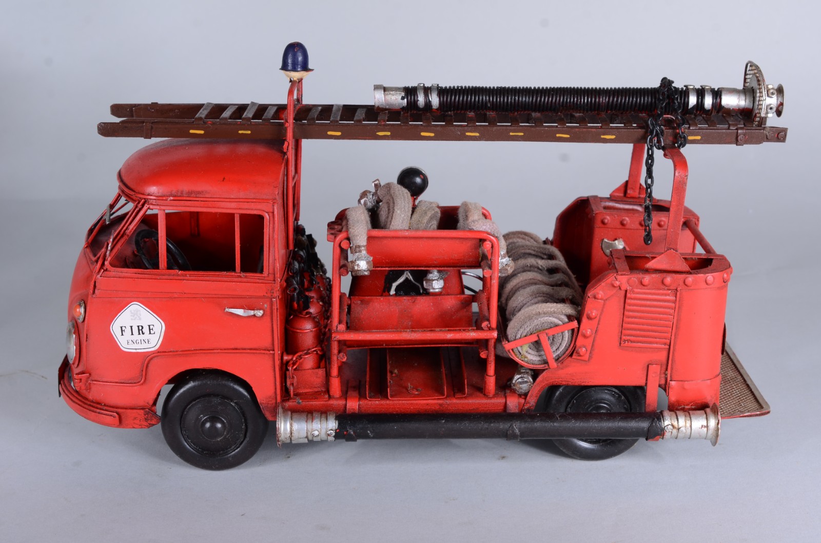 Duas miniaturas de brinquedos, sendo: carro de bombeiro e carro de... - foto 3 de 9