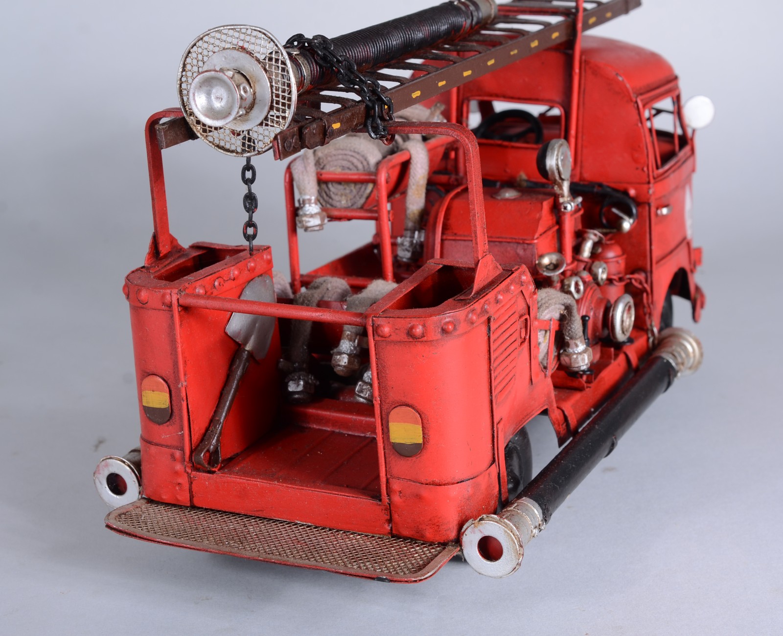 Duas miniaturas de brinquedos, sendo: carro de bombeiro e carro de... - foto 6 de 9