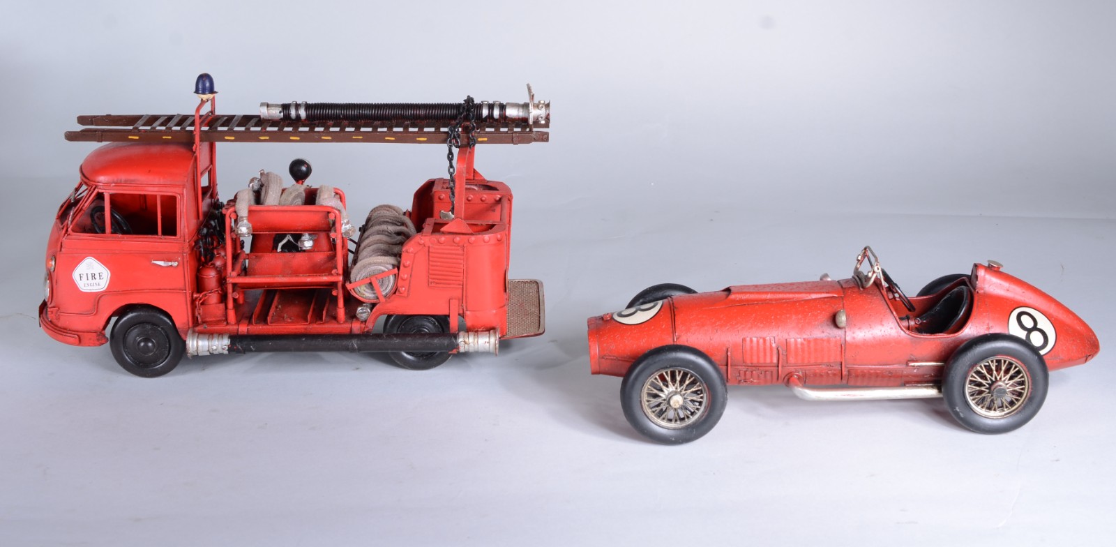 Duas miniaturas de brinquedos, sendo: carro de bombeiro e carro de... - foto 9 de 9