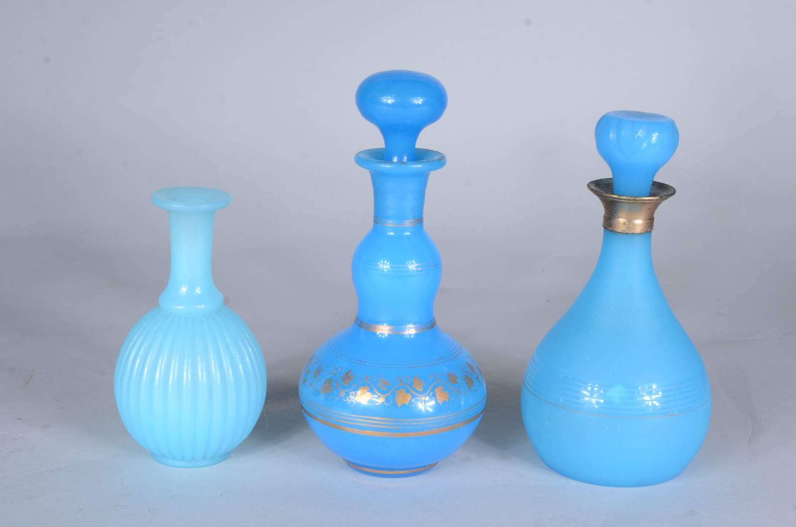 Três perfumeiros de opalina azul turquesa (faltando uma tampa). - foto 1 de 8