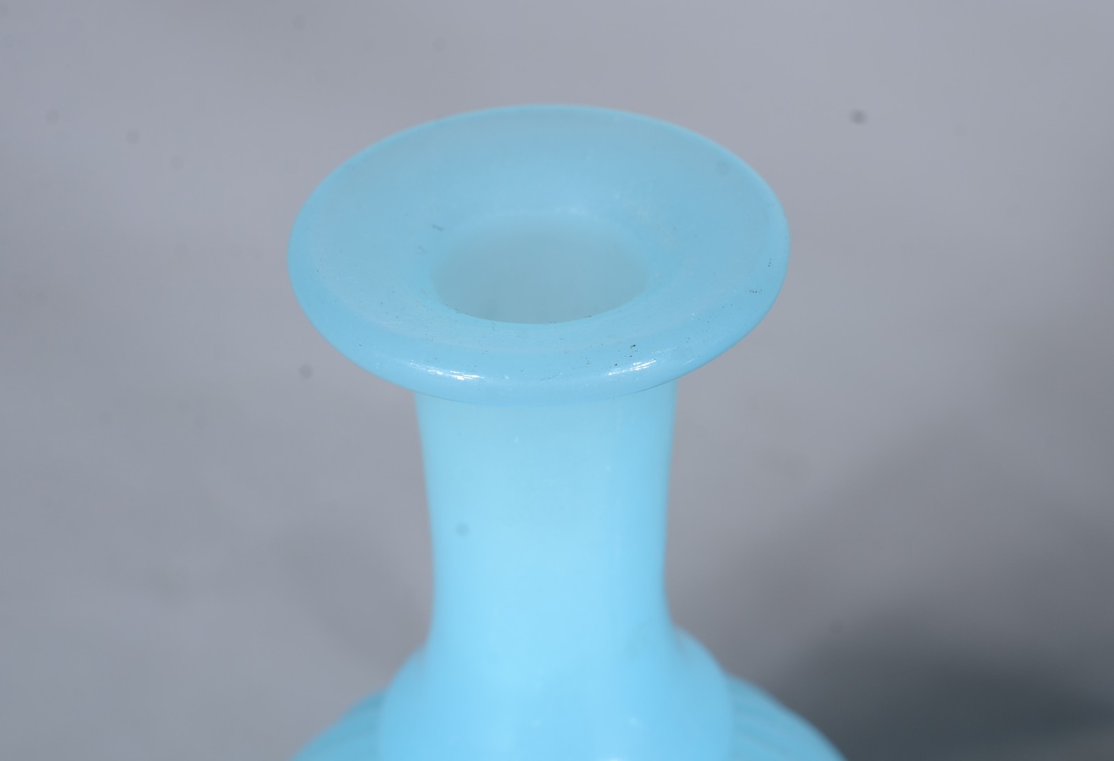 Três perfumeiros de opalina azul turquesa (faltando uma tampa). - foto 2 de 8