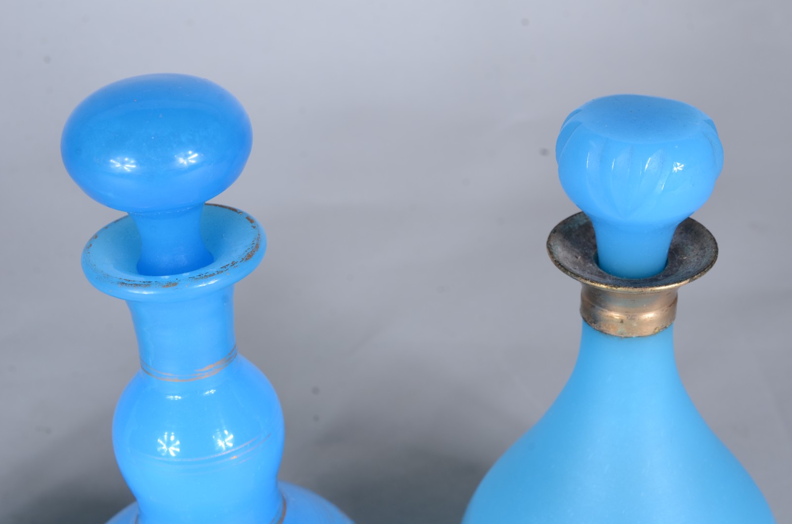 Três perfumeiros de opalina azul turquesa (faltando uma tampa). - foto 3 de 8