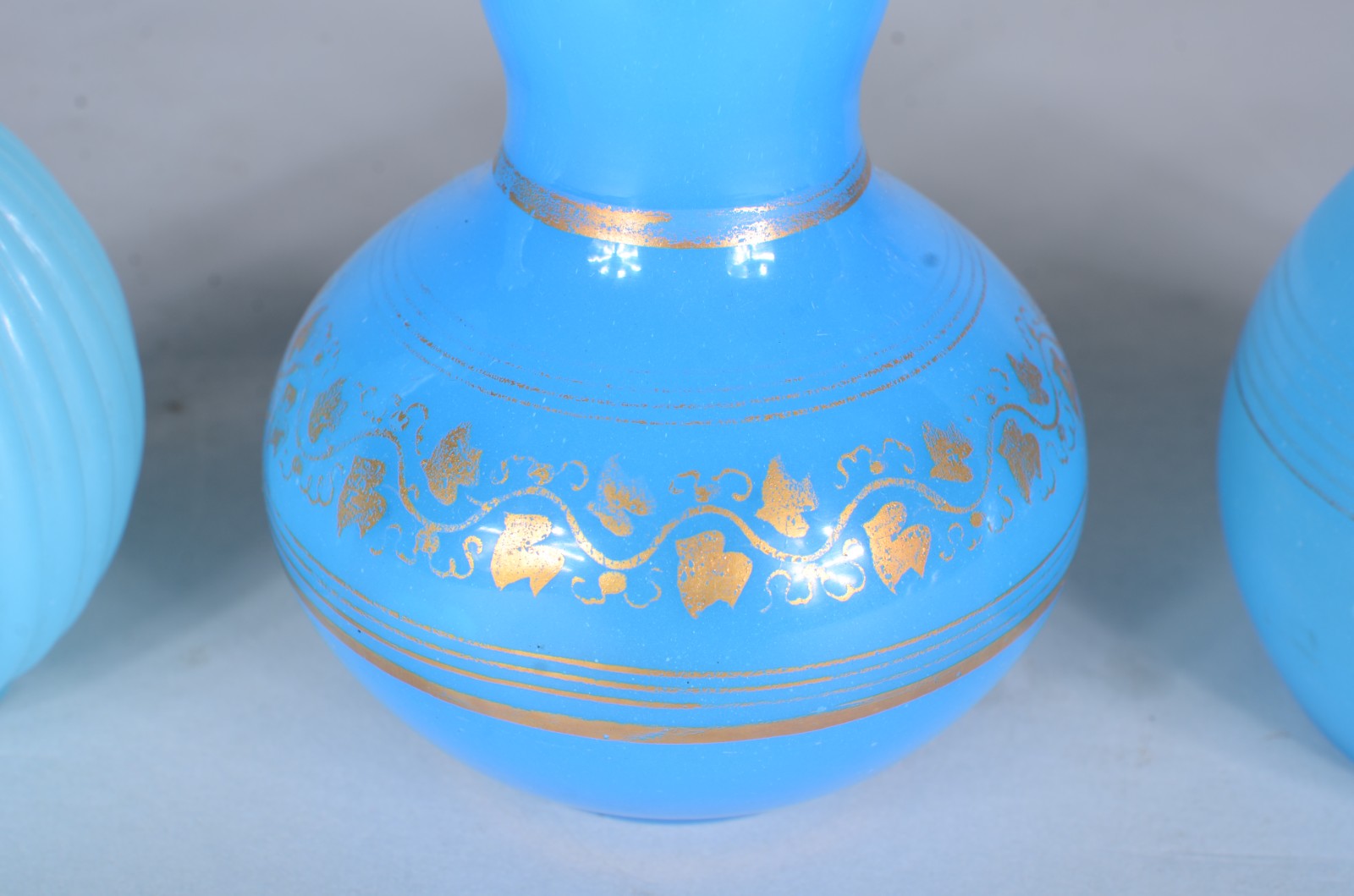 Três perfumeiros de opalina azul turquesa (faltando uma tampa). - foto 4 de 8