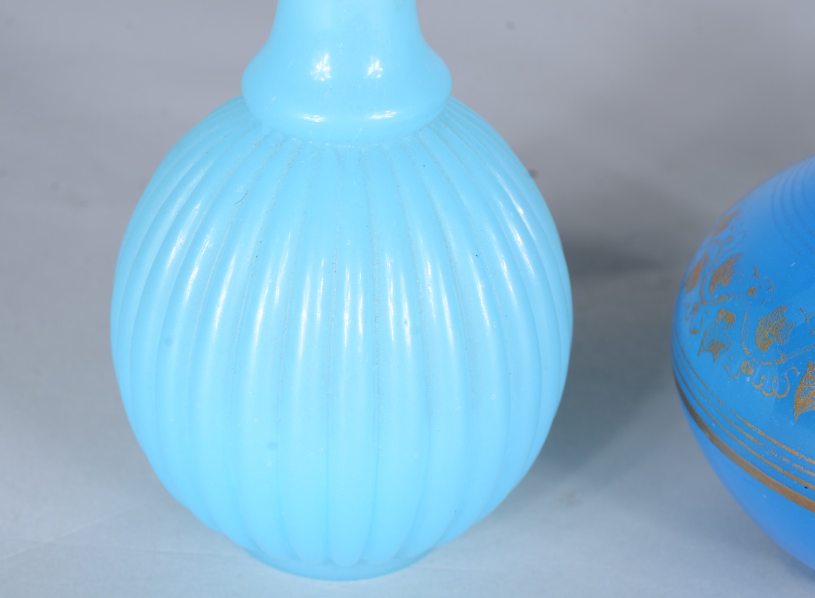 Três perfumeiros de opalina azul turquesa (faltando uma tampa). - foto 5 de 8