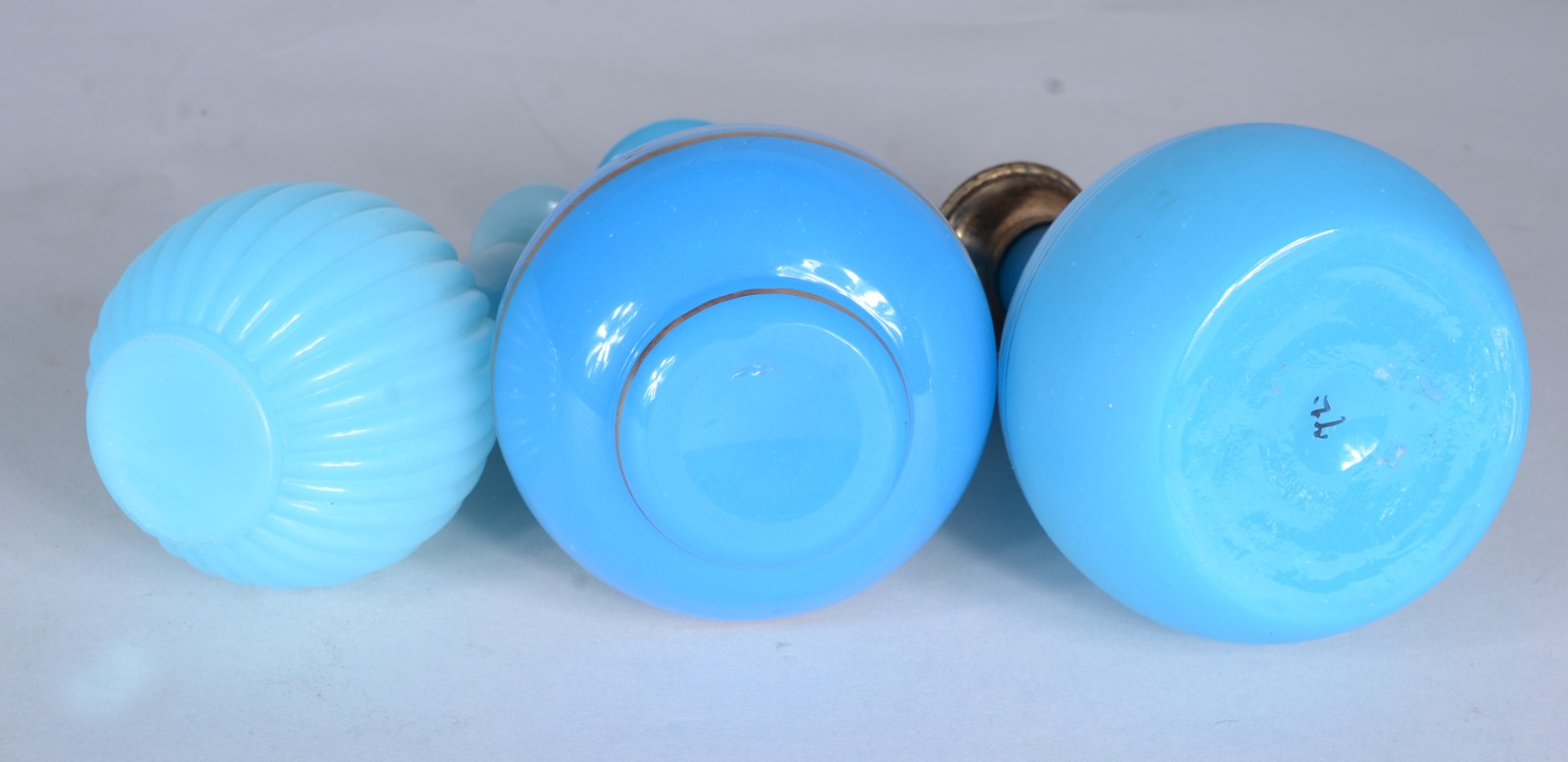 Três perfumeiros de opalina azul turquesa (faltando uma tampa). - foto 8 de 8