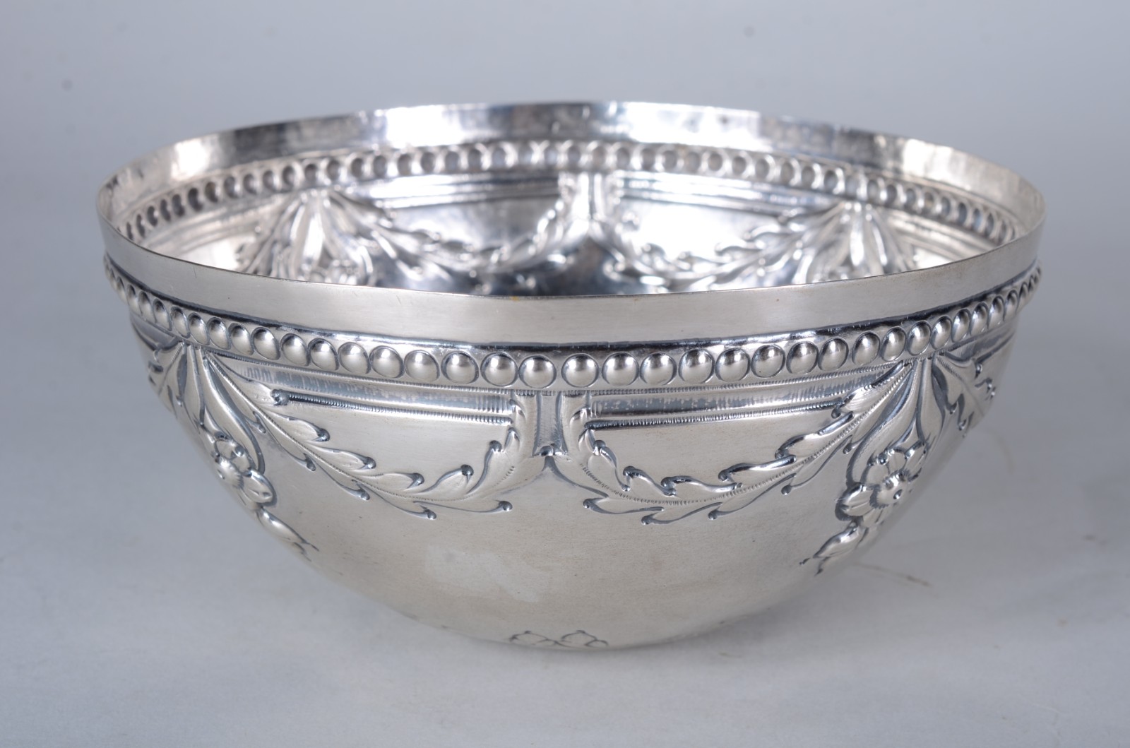 Bowl de prata contrastada, borda perolada e guirlandas com folhas em... - foto 2 de 6