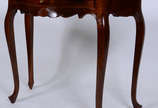 Mesa console de madeira nobre, tampo dobrável c... - Mesa console de madeira nobre, tampo dobrável com borda recortada em gomos, uma gaveta, pernas no estilo Chipendale ingles.