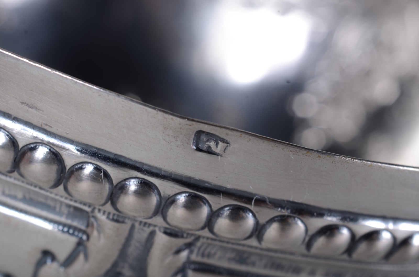Bowl de prata contrastada, borda perolada e guirlandas com folhas em... - foto 5 de 6