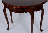 Mesa console de madeira nobre, tampo dobrável c... - Mesa console de madeira nobre, tampo dobrável com borda recortada em gomos, uma gaveta, pernas no estilo Chipendale ingles.