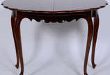 Mesa console de madeira nobre, tampo dobrável c... - Mesa console de madeira nobre, tampo dobrável com borda recortada em gomos, uma gaveta, pernas no estilo Chipendale ingles.