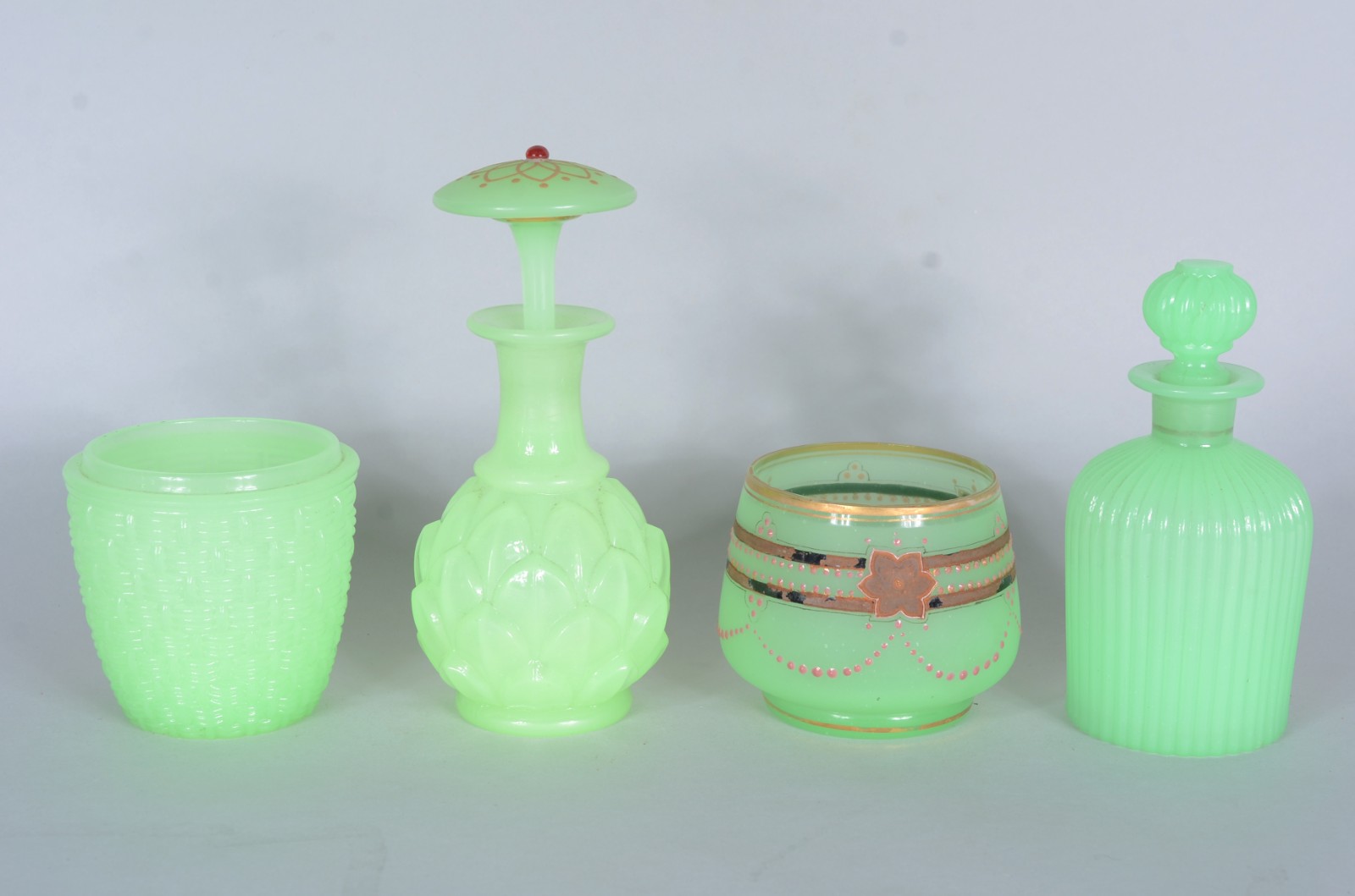 Quatro pequenas peças de opalina verde, sendo: 2 bowls (um com... - foto 1 de 6
