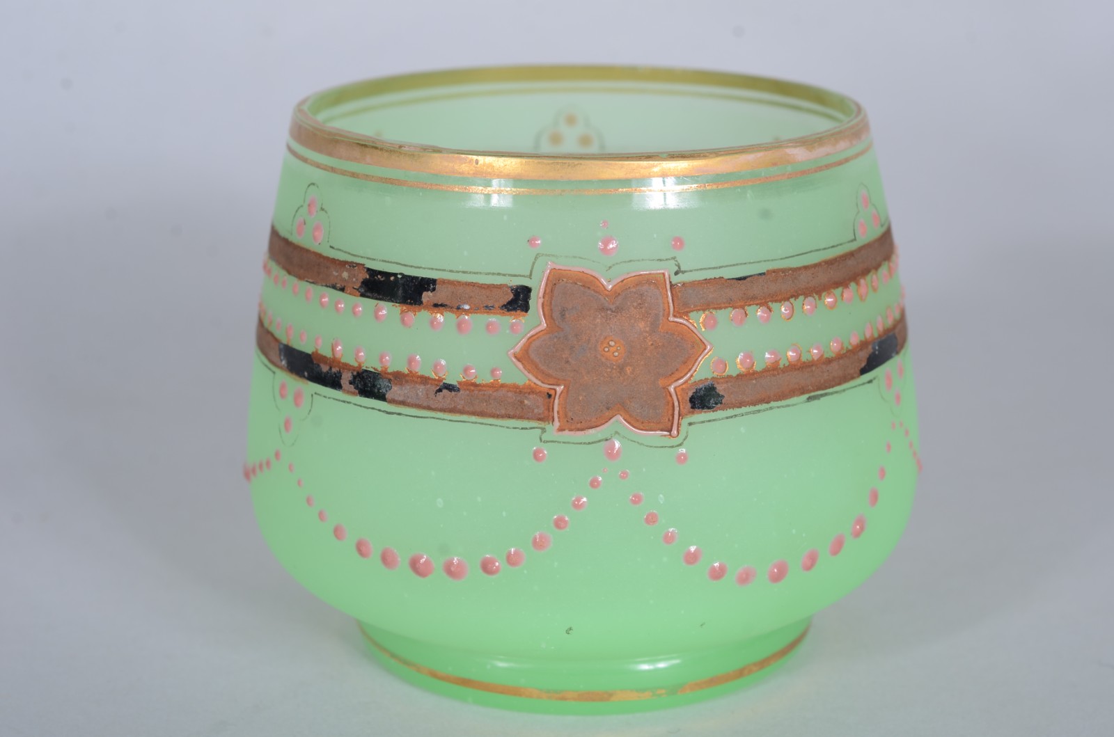 Quatro pequenas peças de opalina verde, sendo: 2 bowls (um com... - foto 4 de 6