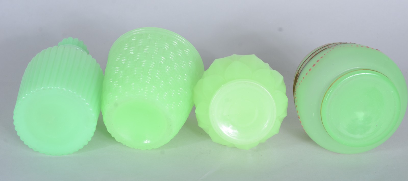 Quatro pequenas peças de opalina verde, sendo: 2 bowls (um com... - foto 6 de 6