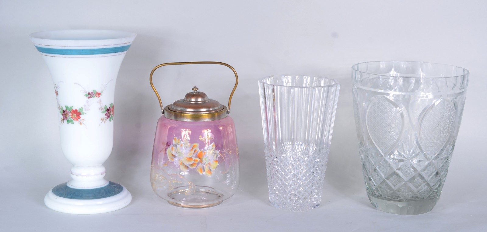 Conjunto com quatro peças diversas, sendo: dois vasos de cristal... - foto 1 de 11