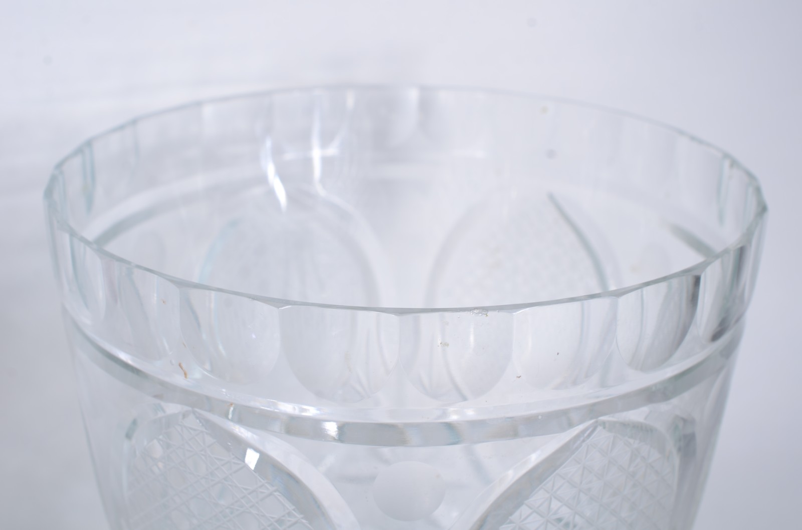 Conjunto com quatro peças diversas, sendo: dois vasos de cristal... - foto 3 de 11
