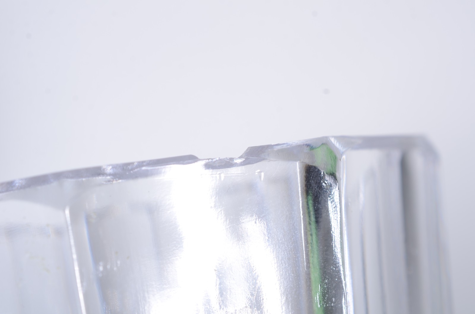 Conjunto com quatro peças diversas, sendo: dois vasos de cristal... - foto 6 de 11