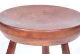Banqueta de madeira nobre com tres pernas. - Banqueta de madeira nobre com tres pernas.