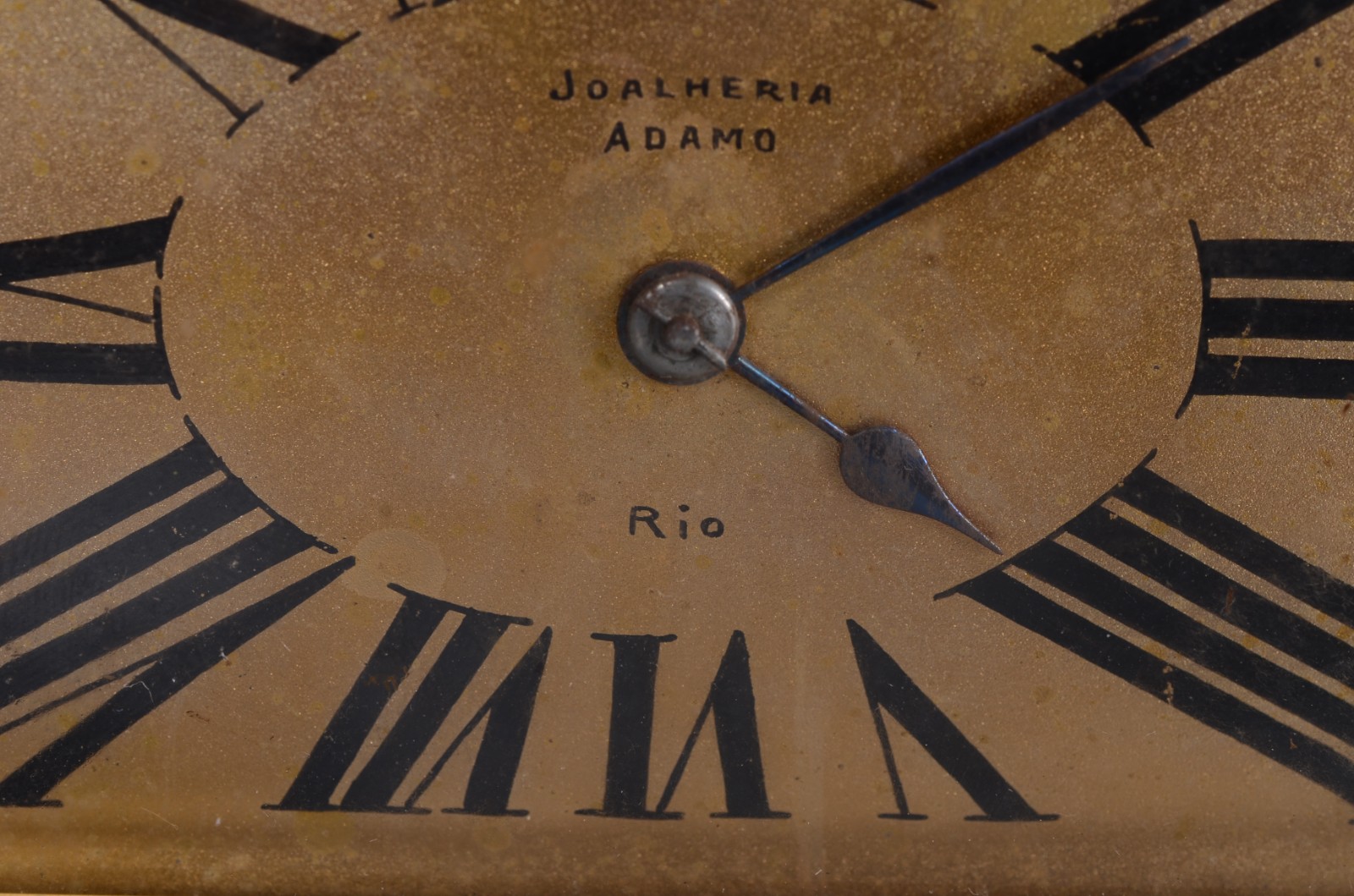 Pequeno relógio Art Deco de Onix e metal, marca da Joalheria Adamo... - foto 4 de 8
