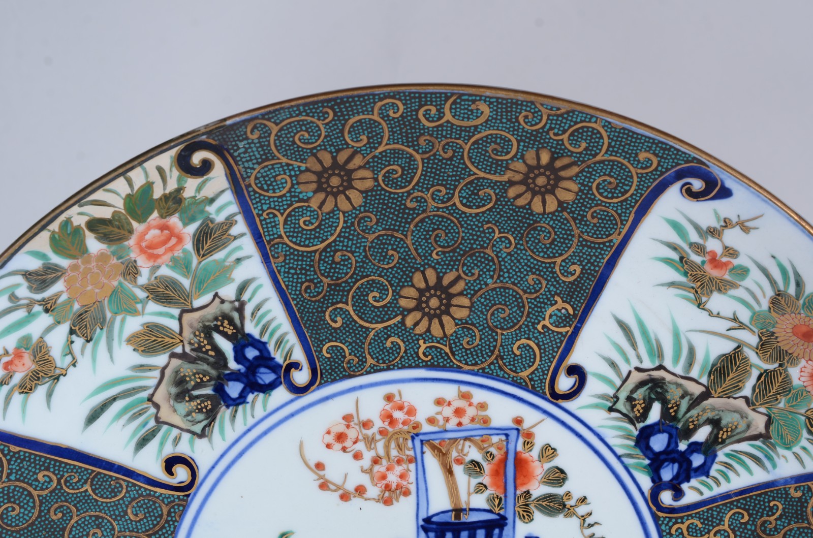 Medalhão de porcelana oriental em policromia ao gosto Imari, parte... - foto 3 de 6