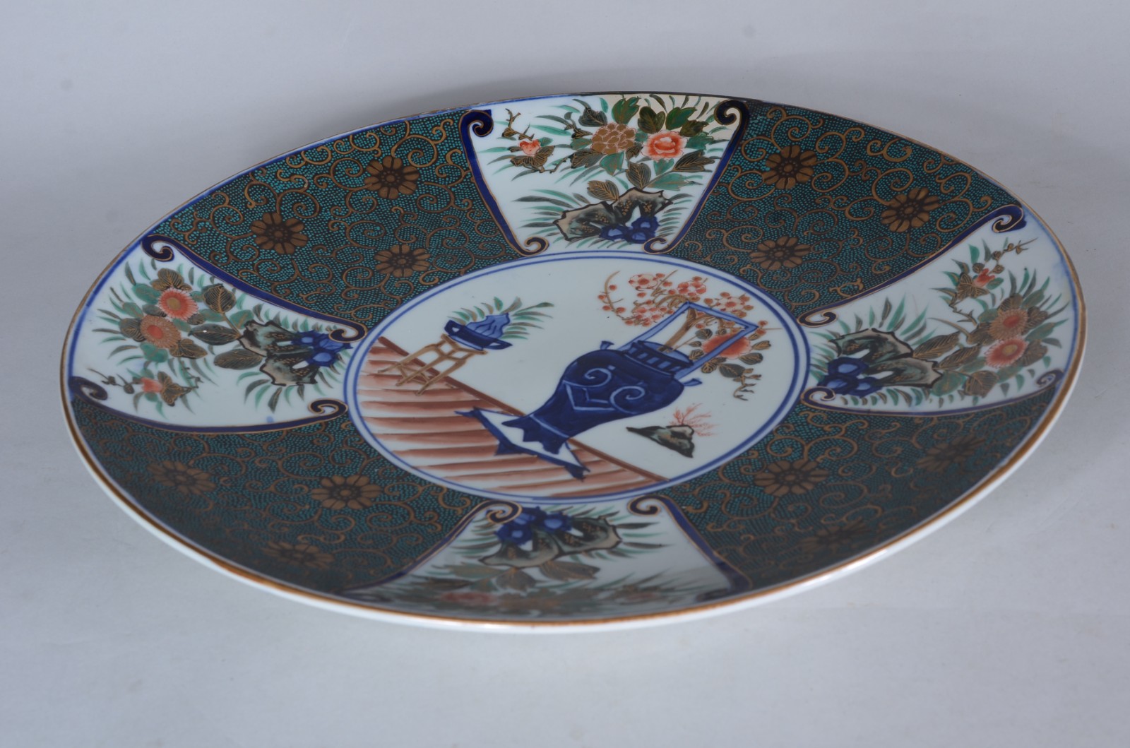 Medalhão de porcelana oriental em policromia ao gosto Imari, parte... - foto 4 de 6