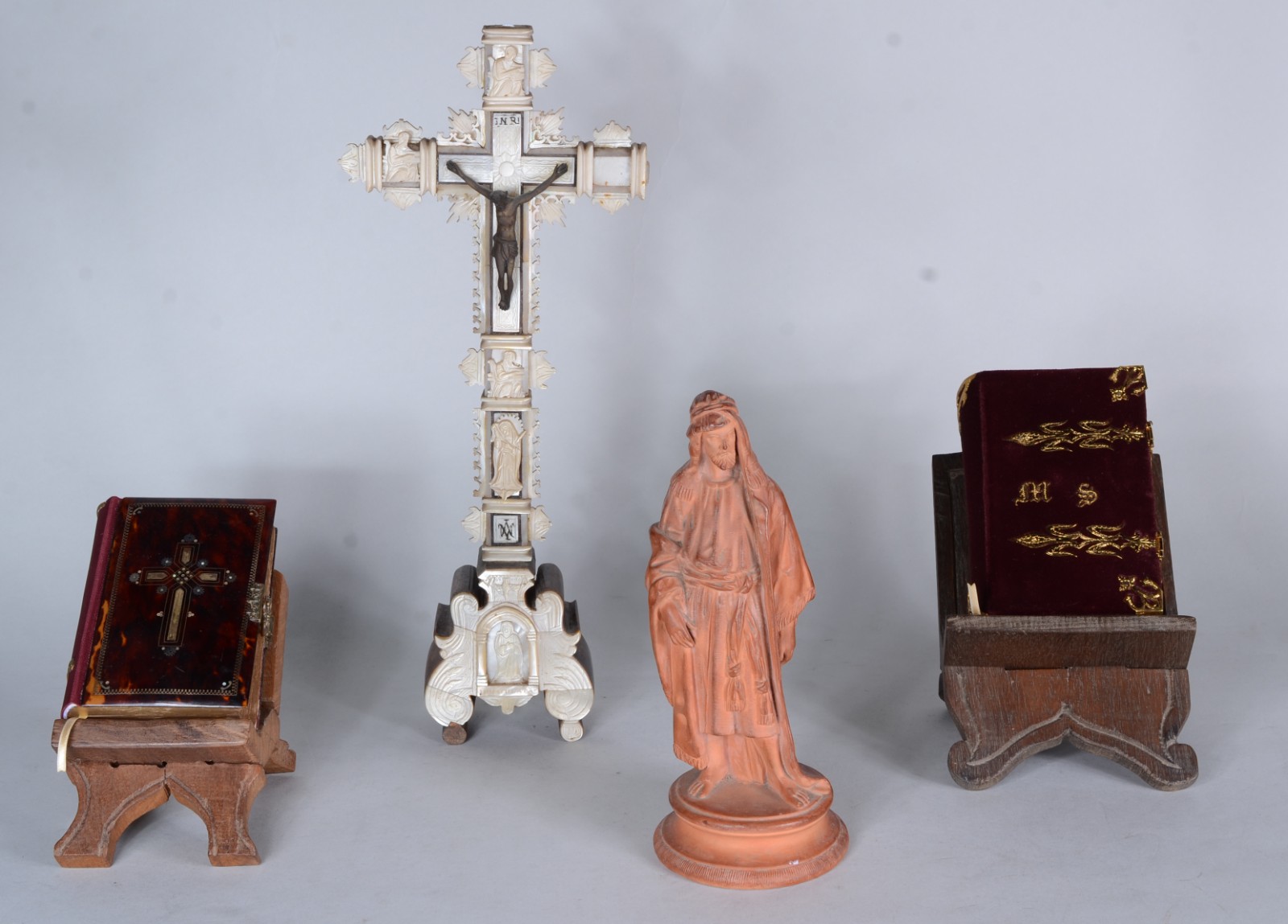 Diversas peças, sendo: crucifixo com detalhes de madrepérola e metal... - foto 1 de 10