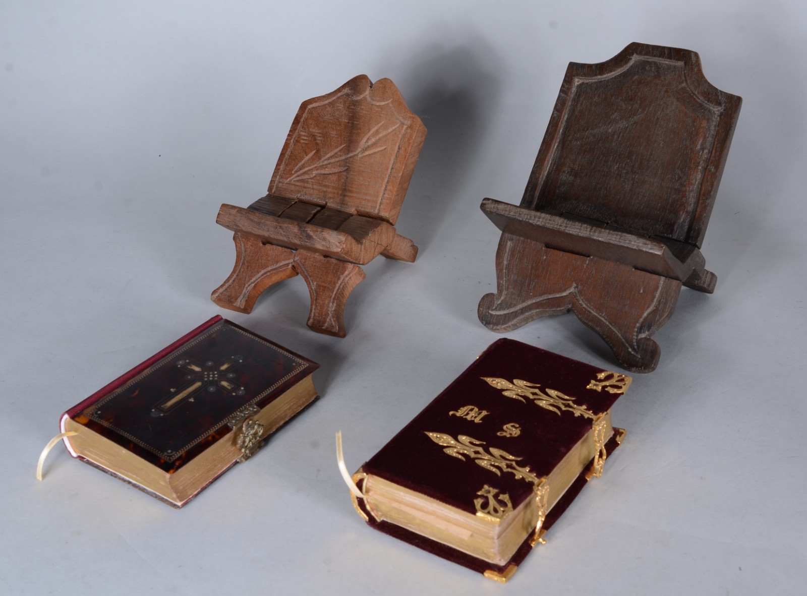 Diversas peças, sendo: crucifixo com detalhes de madrepérola e metal... - foto 3 de 10