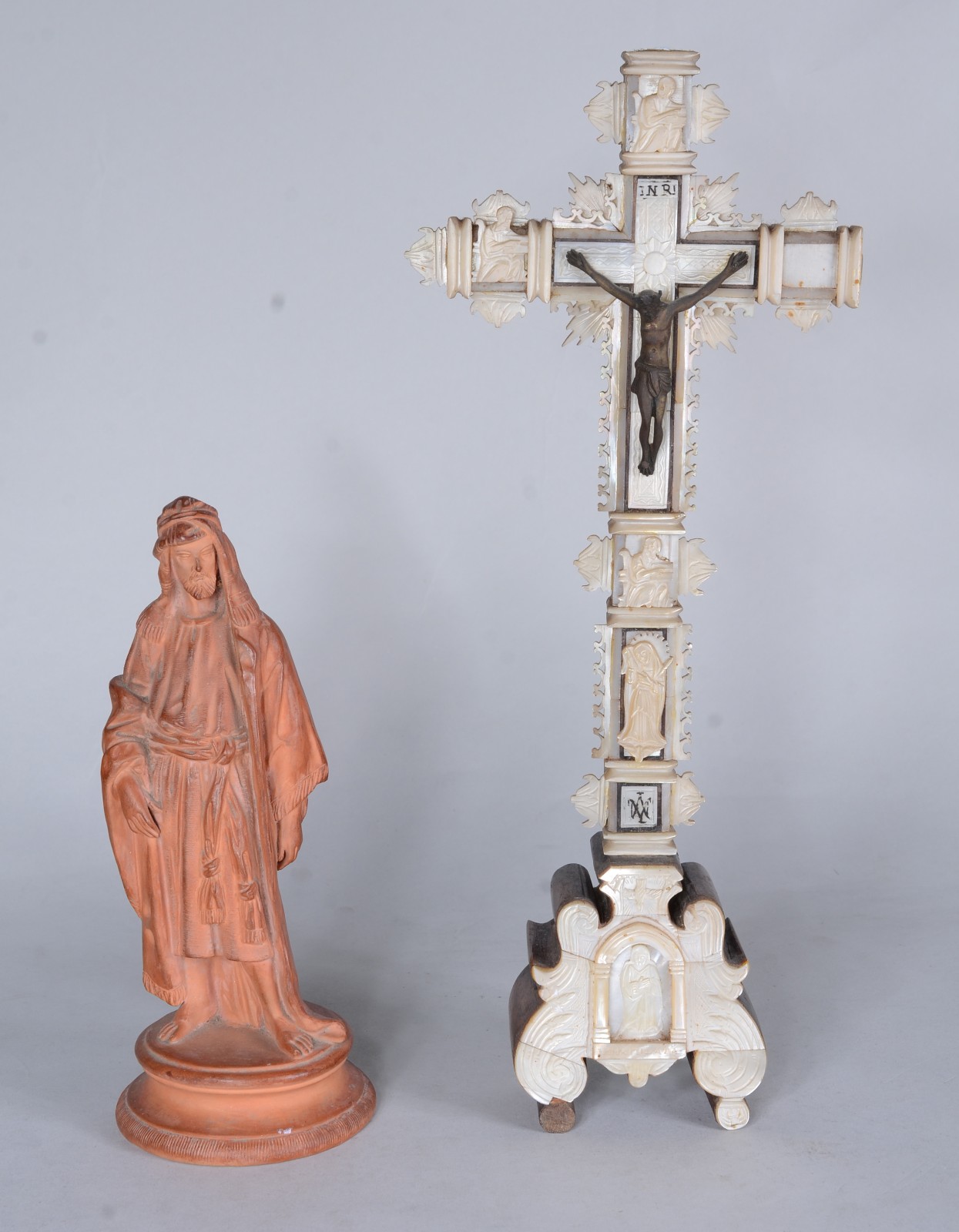 Diversas peças, sendo: crucifixo com detalhes de madrepérola e metal... - foto 4 de 10