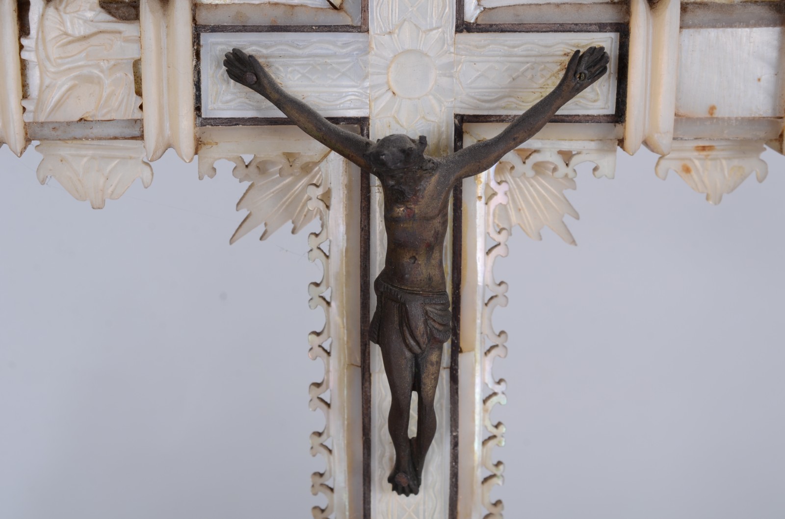 Diversas peças, sendo: crucifixo com detalhes de madrepérola e metal... - foto 5 de 10
