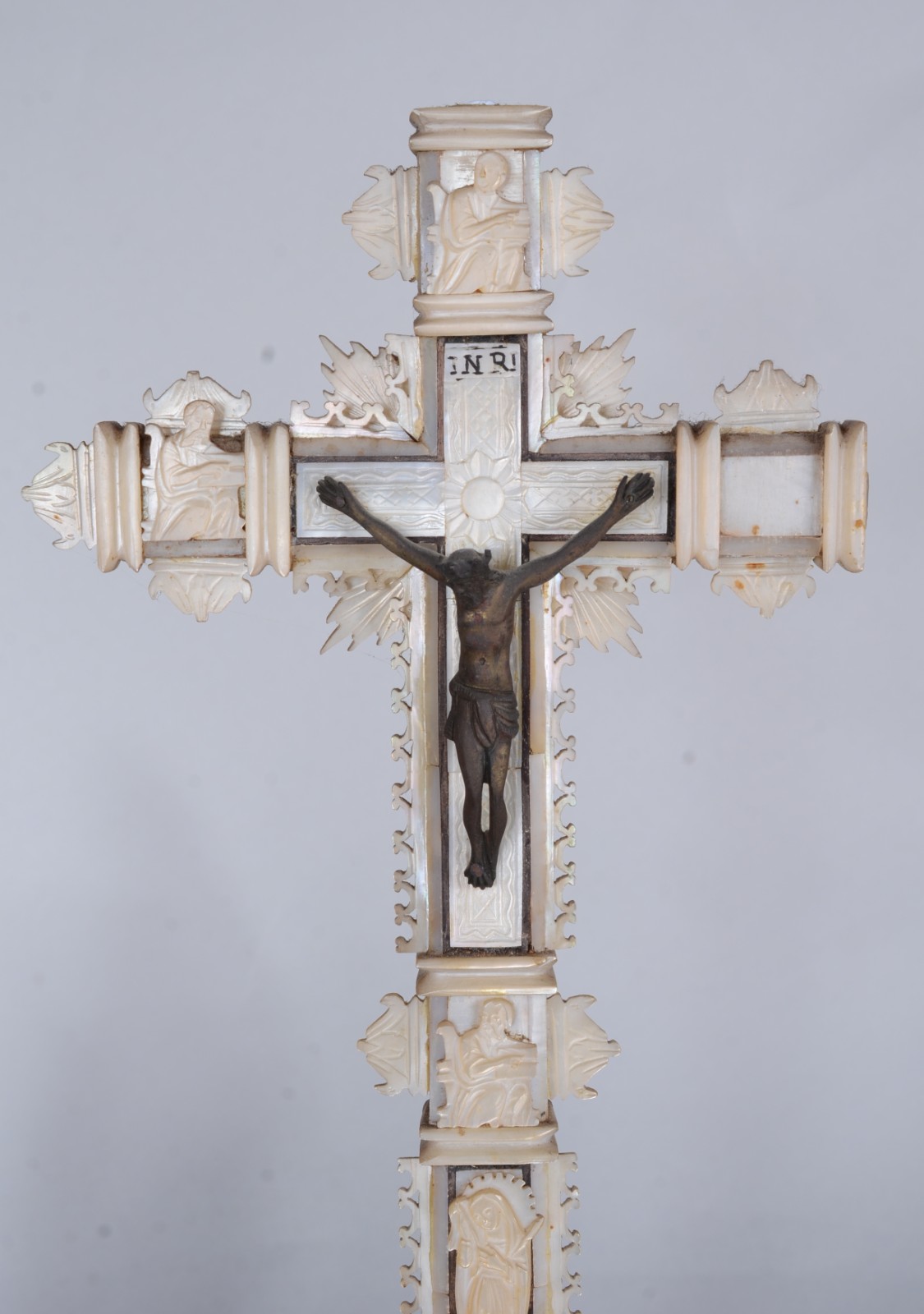 Diversas peças, sendo: crucifixo com detalhes de madrepérola e metal... - foto 6 de 10