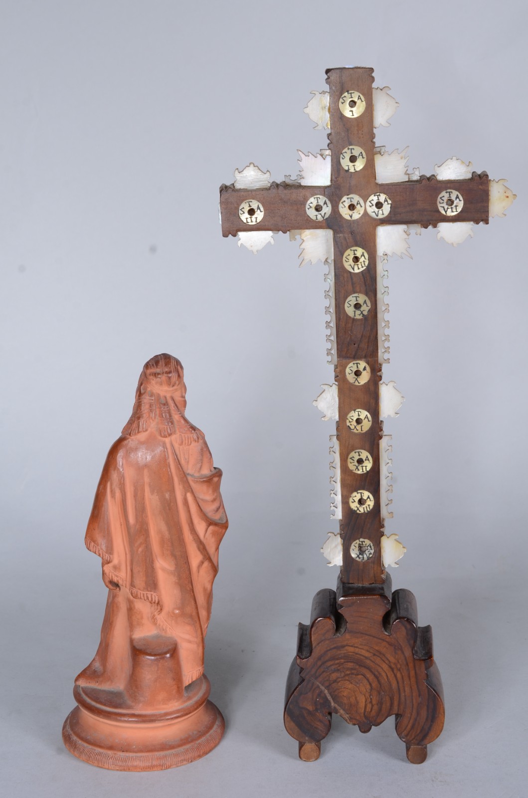 Diversas peças, sendo: crucifixo com detalhes de madrepérola e metal... - foto 8 de 10