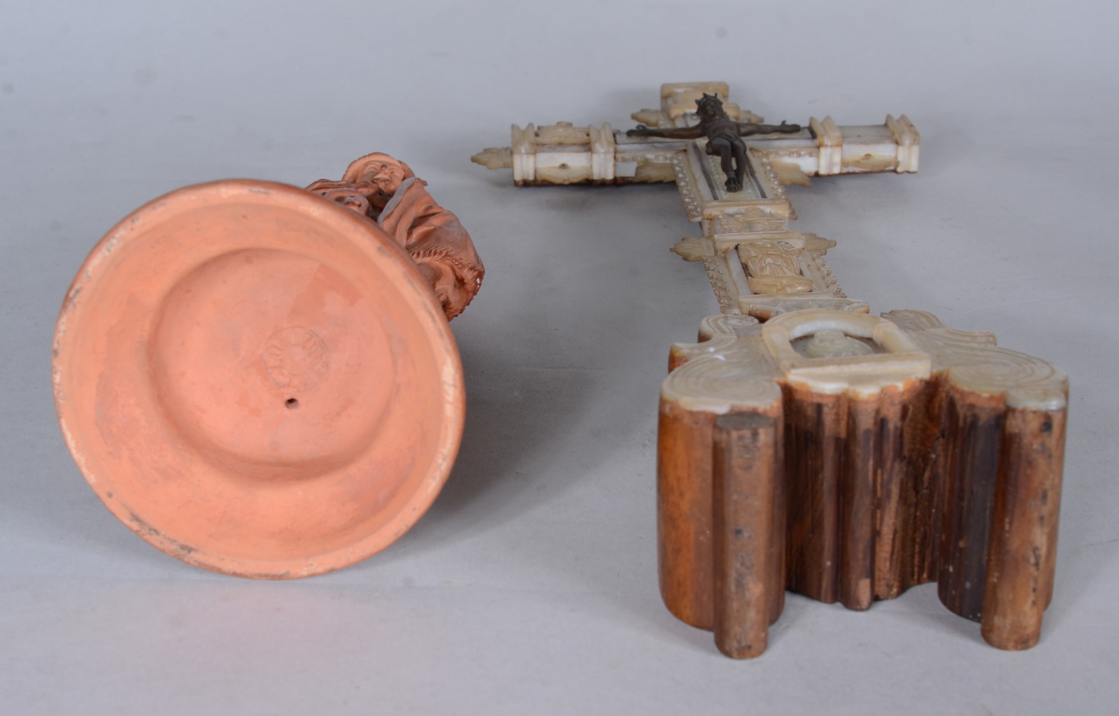 Diversas peças, sendo: crucifixo com detalhes de madrepérola e metal... - foto 9 de 10