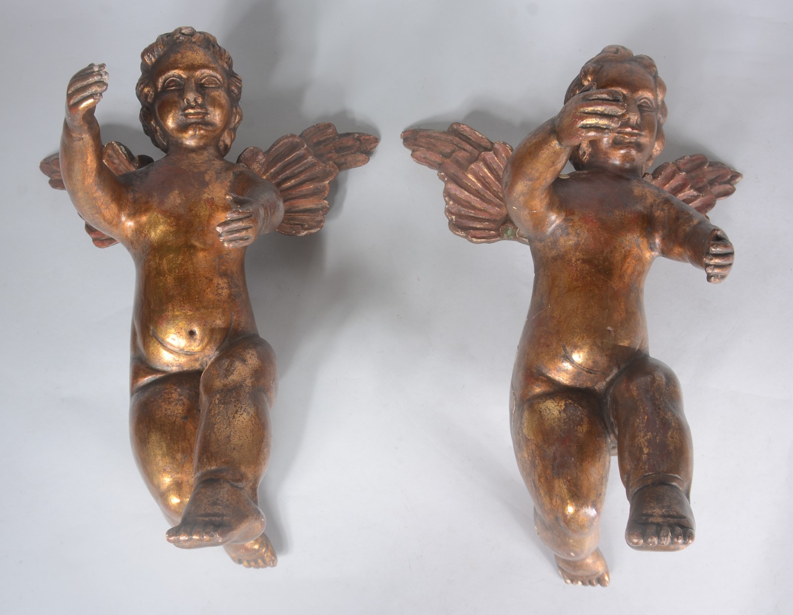 Par de figuras de anjos de madeira entalhada e dourada. - foto 1 de 6