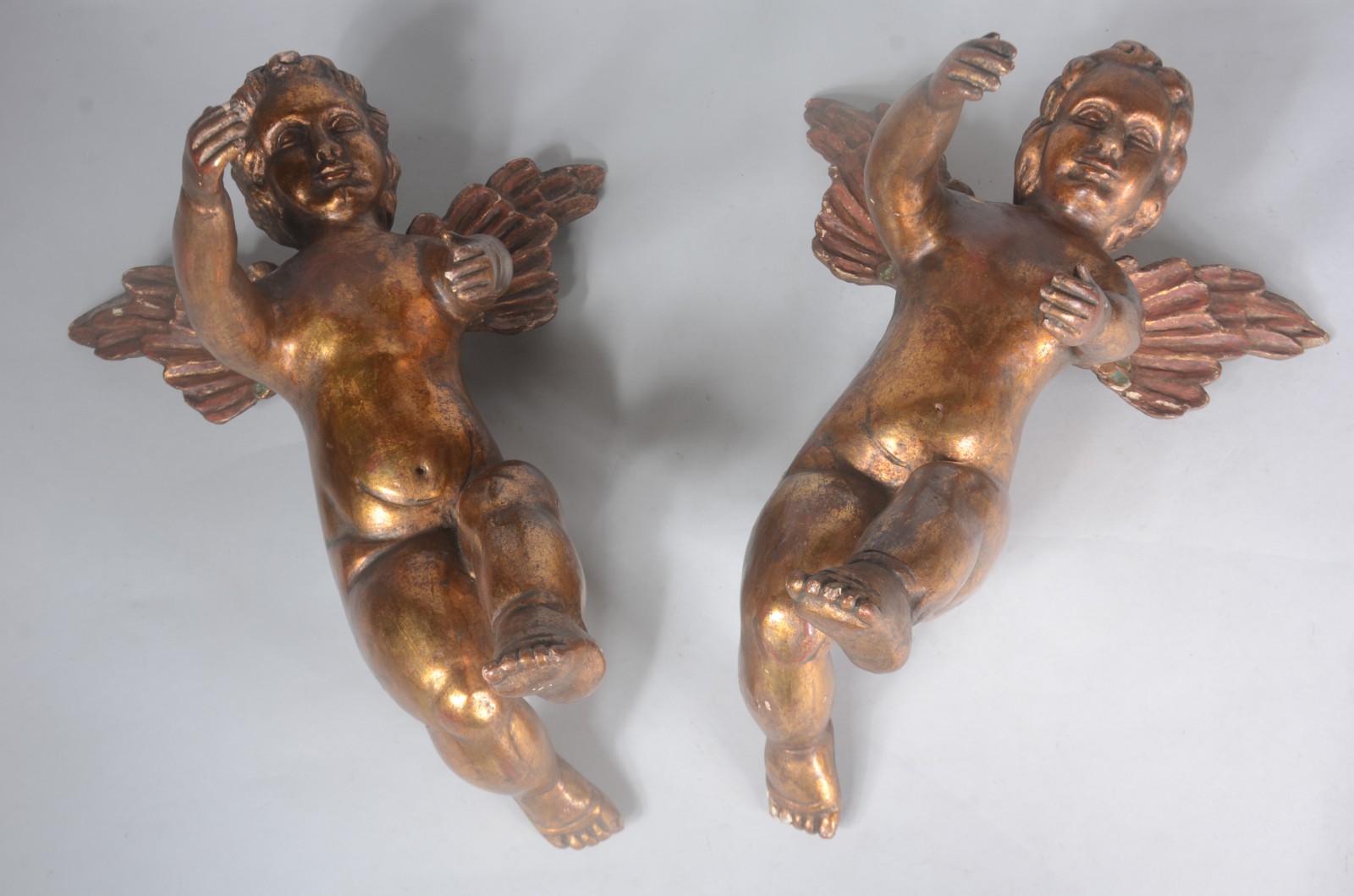 Par de figuras de anjos de madeira entalhada e dourada. - foto 2 de 6