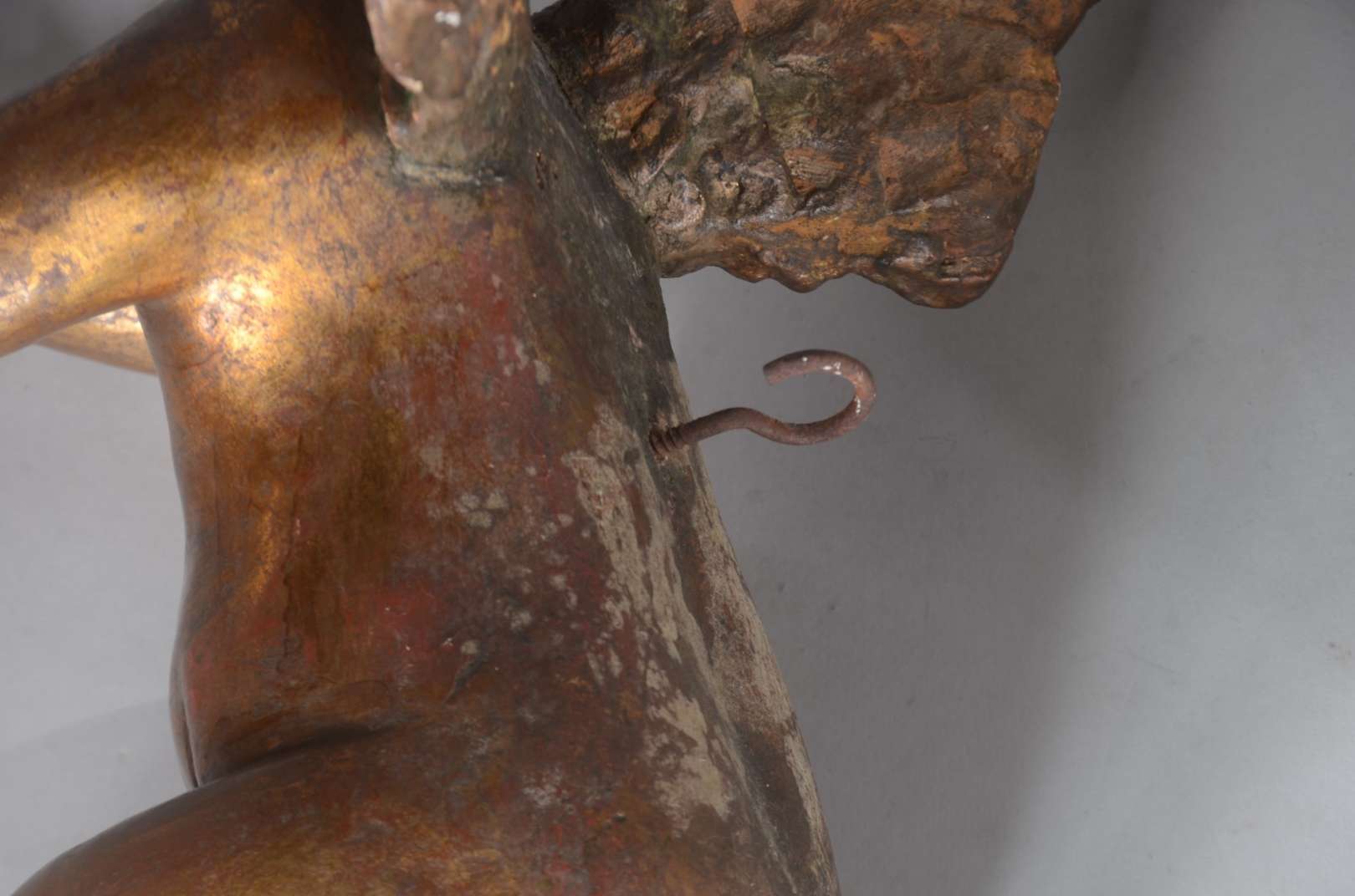 Par de figuras de anjos de madeira entalhada e ... - Galeria Alphaville