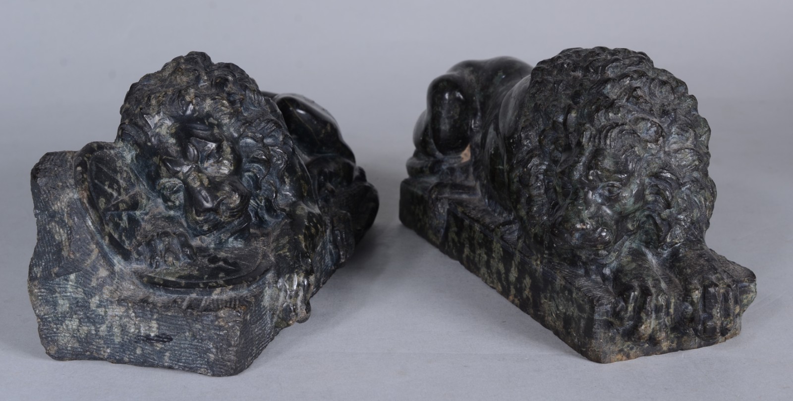 Par de estatuetas esculpidas em pedra representado leões deitados. - foto 2 de 8