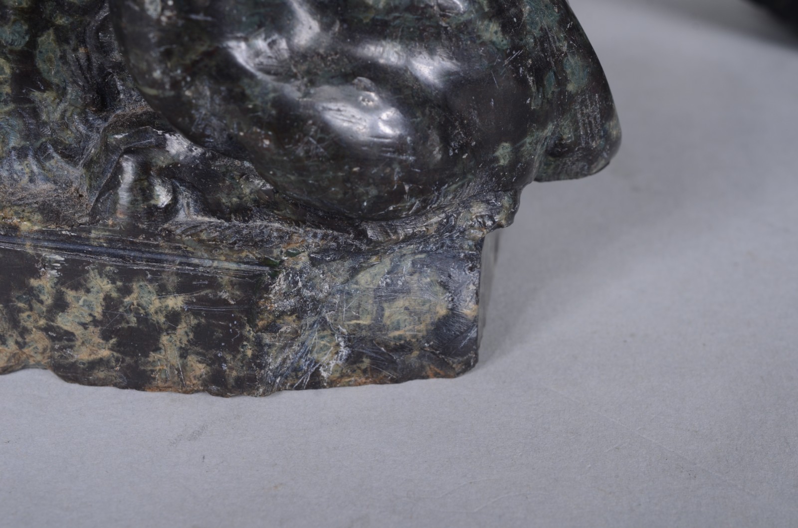 Par de estatuetas esculpidas em pedra representado leões deitados. - foto 7 de 8