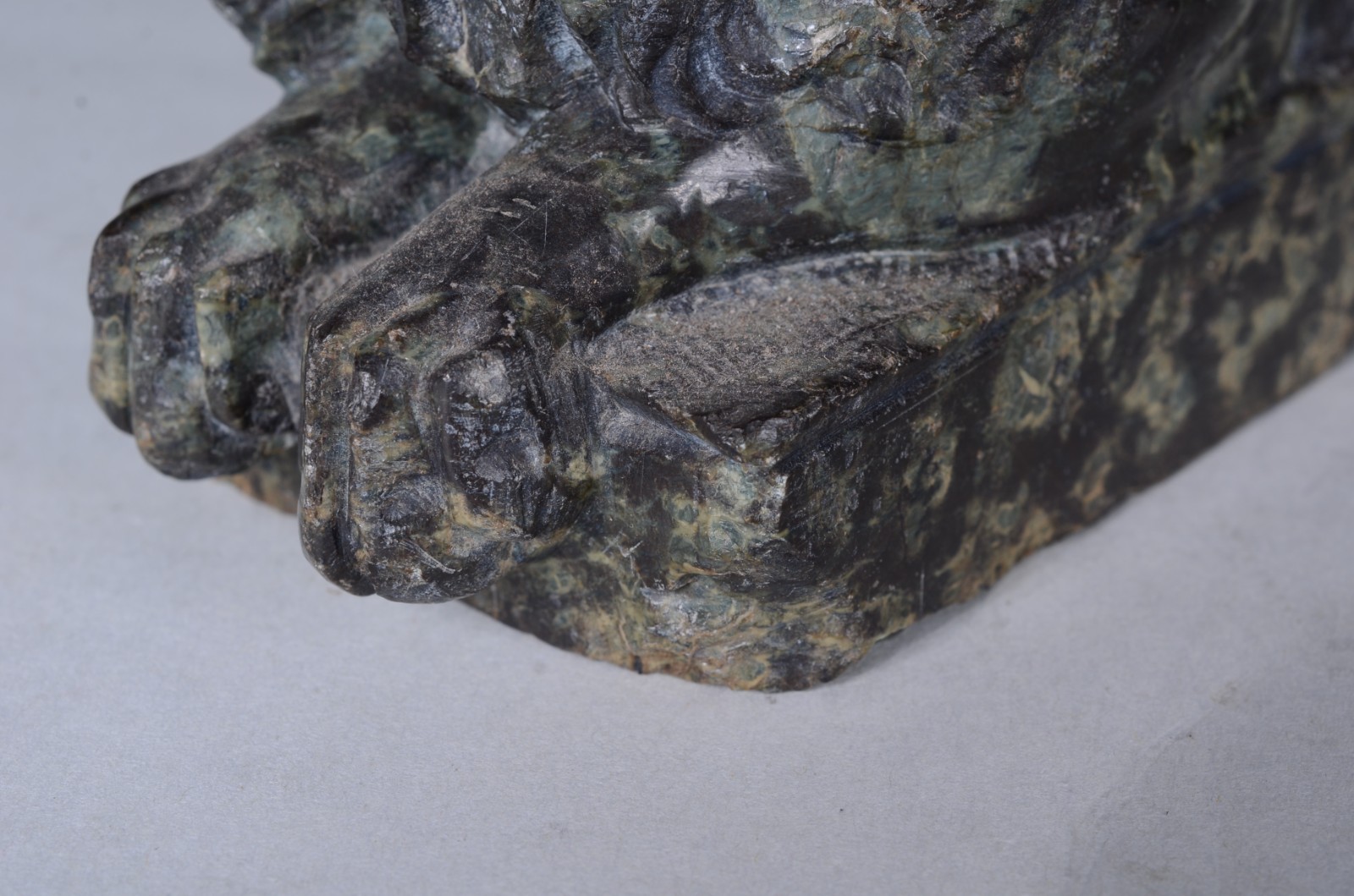 Par de estatuetas esculpidas em pedra representado leões deitados. - foto 8 de 8