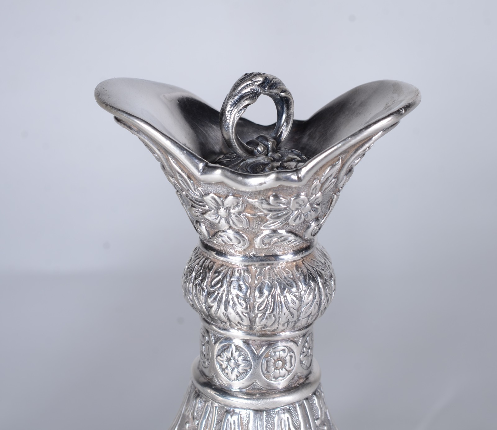 Par de elegantes garrafas piriformes para vinho em prata inglesa... - foto 3 de 9