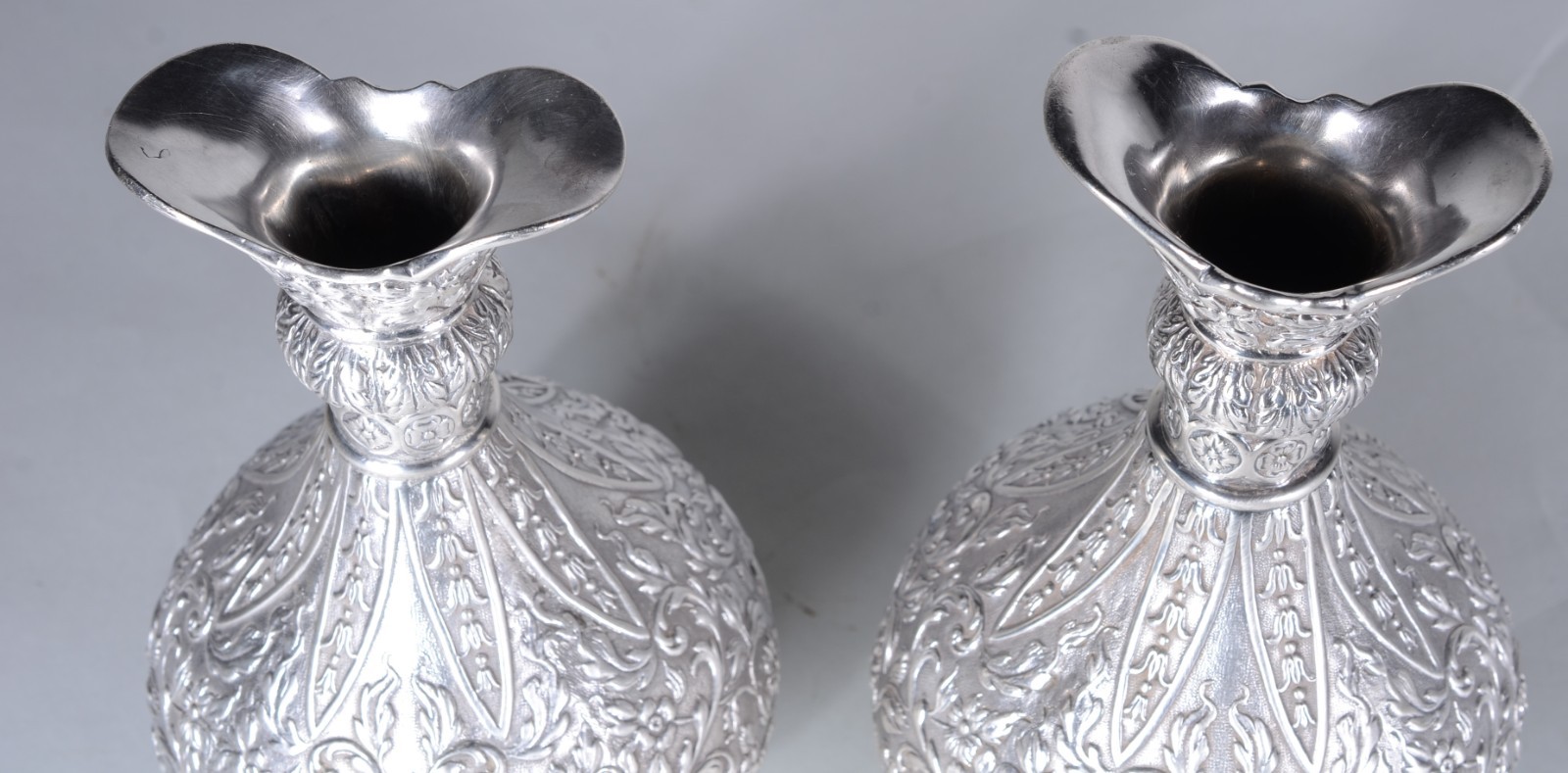 Par de elegantes garrafas piriformes para vinho em prata inglesa... - foto 4 de 9