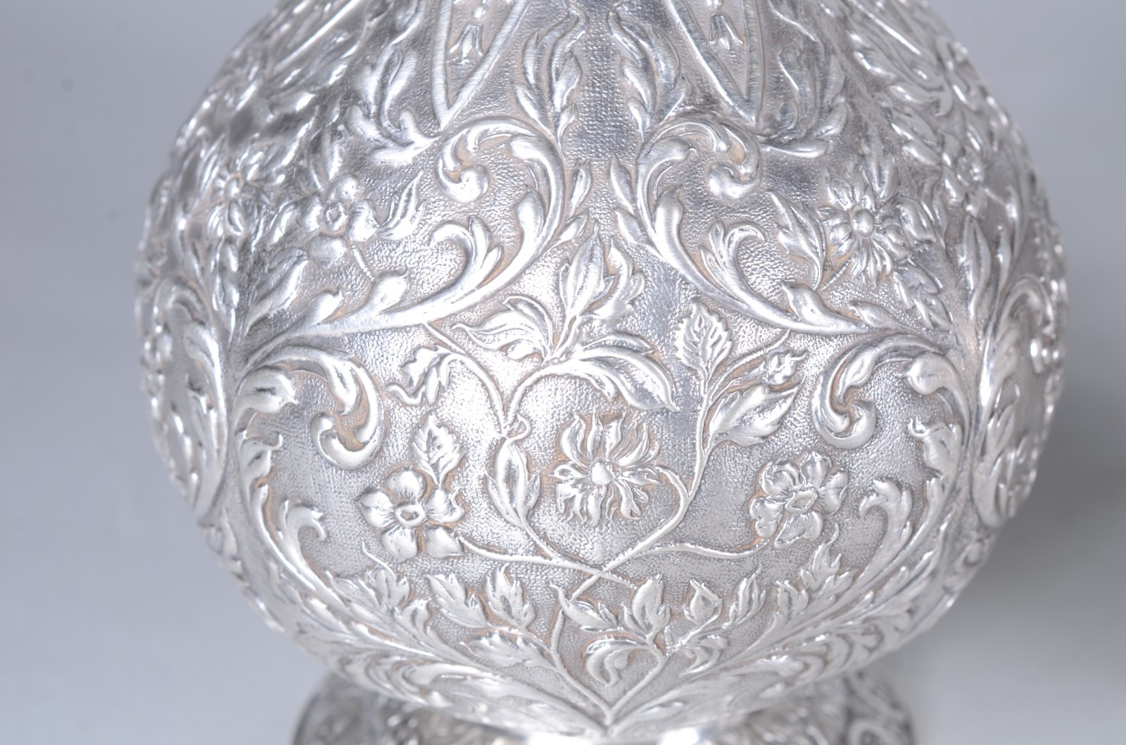 Par de elegantes garrafas piriformes para vinho em prata inglesa... - foto 7 de 9