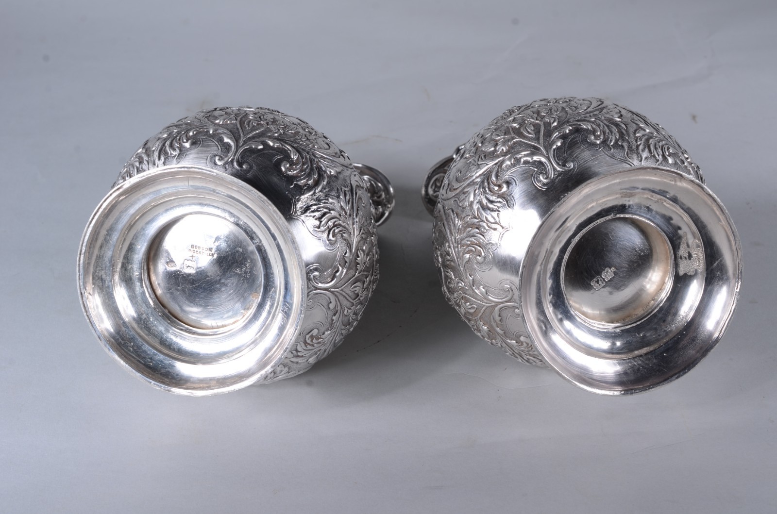 Par de elegantes garrafas piriformes para vinho em prata inglesa... - foto 8 de 9