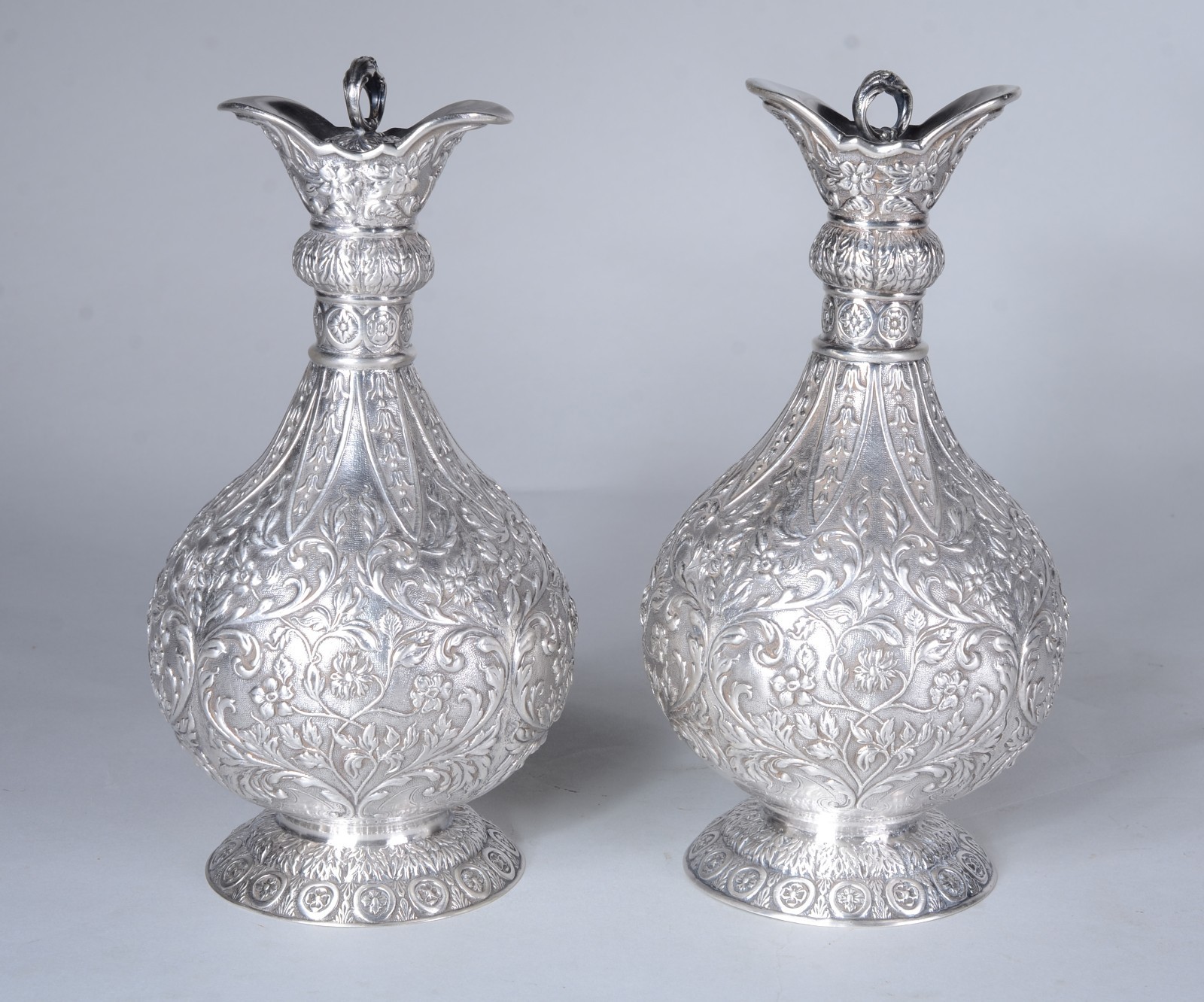 Par de elegantes garrafas piriformes para vinho em prata inglesa... - foto 1 de 9