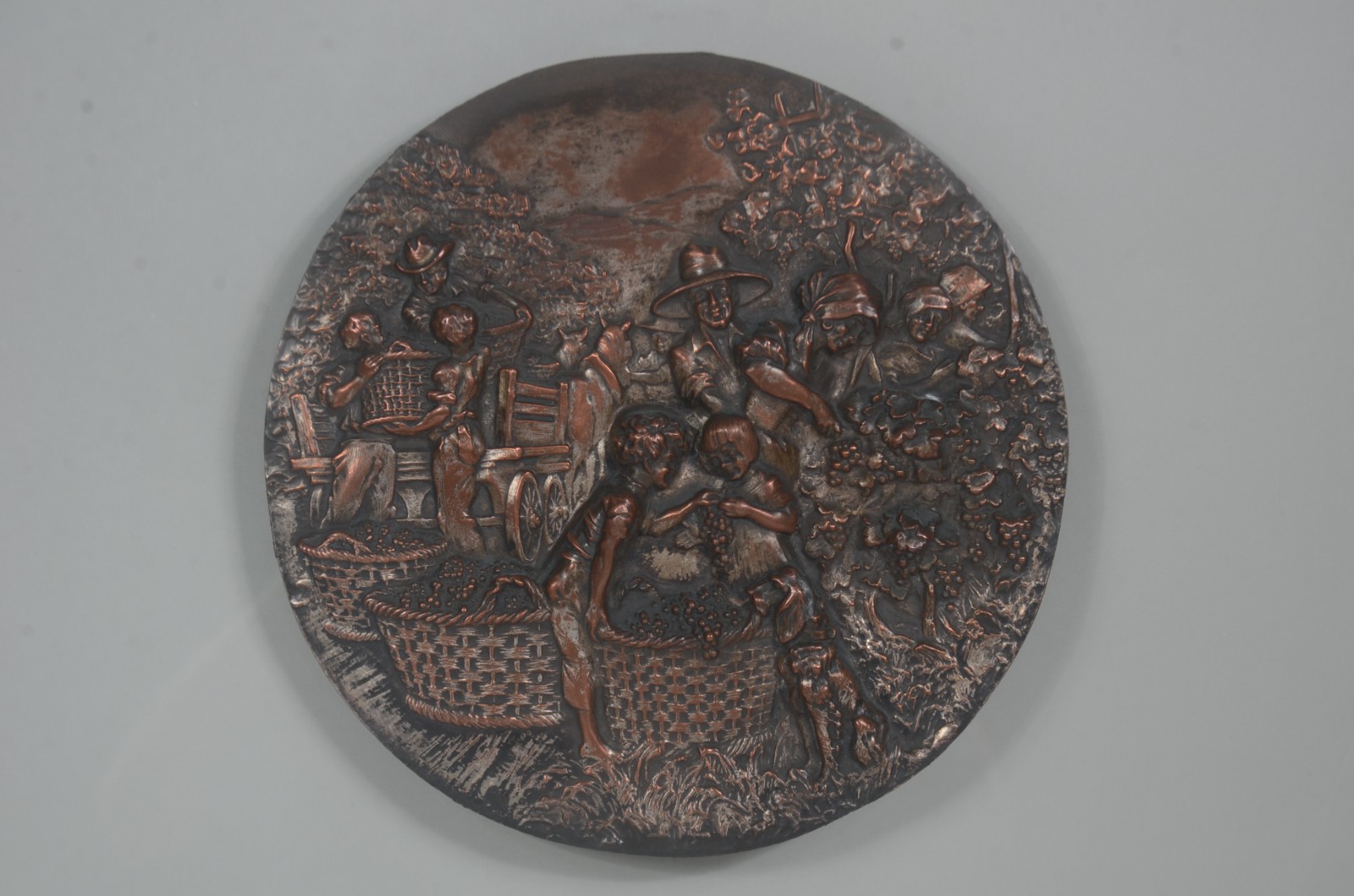 Placa de metal com figuras de camponeses em relevo. Com desgastes. - foto 1 de 6