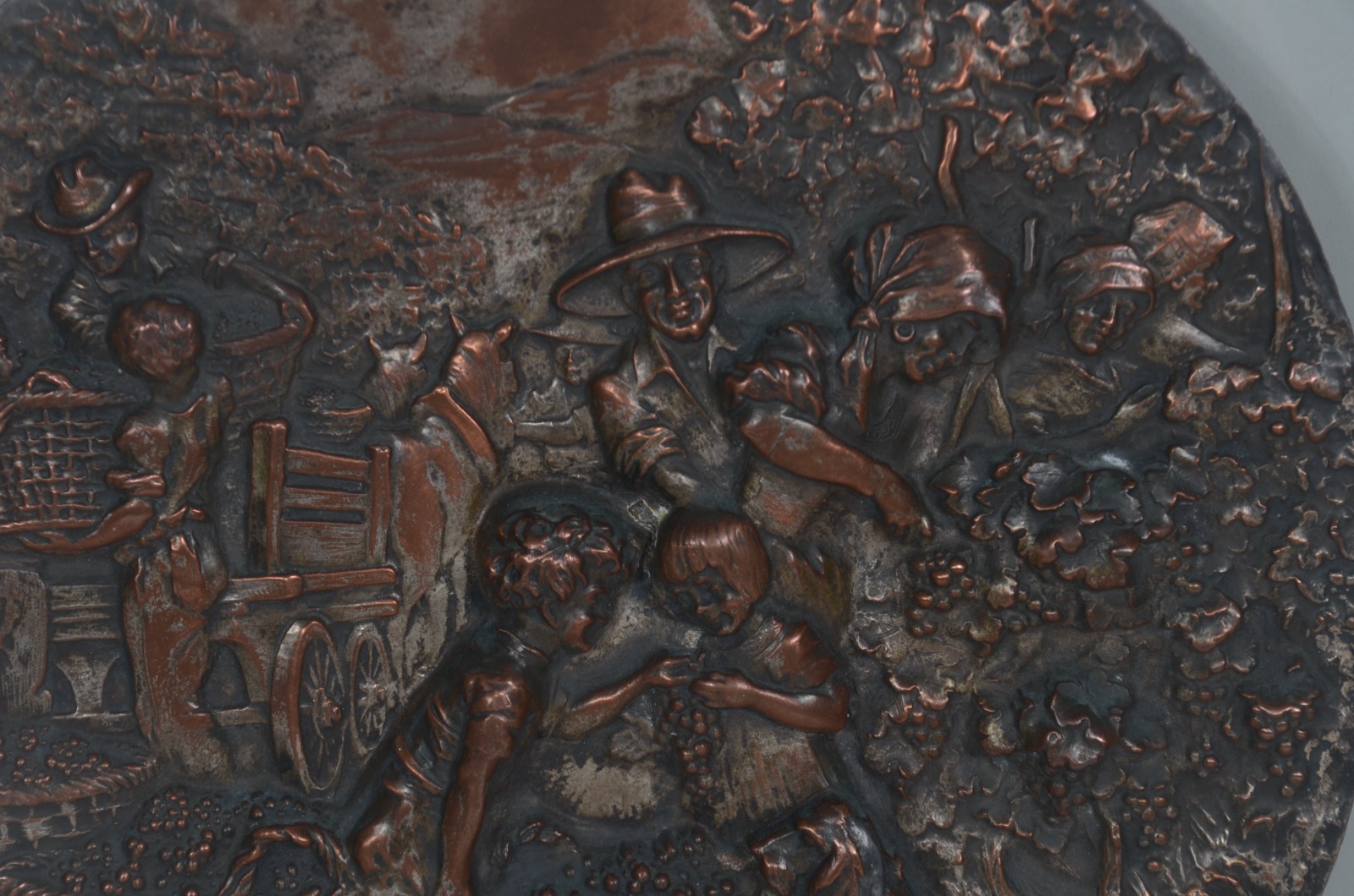 Placa de metal com figuras de camponeses em relevo. Com desgastes. - foto 3 de 6