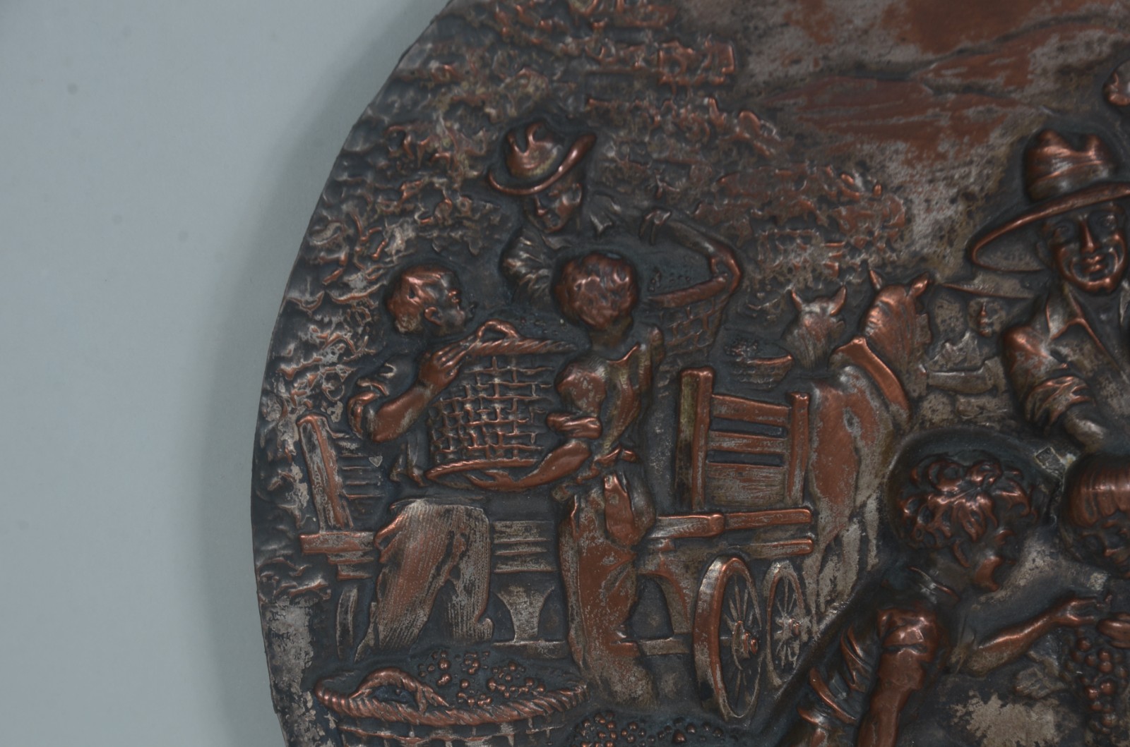 Placa de metal com figuras de camponeses em relevo. Com desgastes. - foto 5 de 6