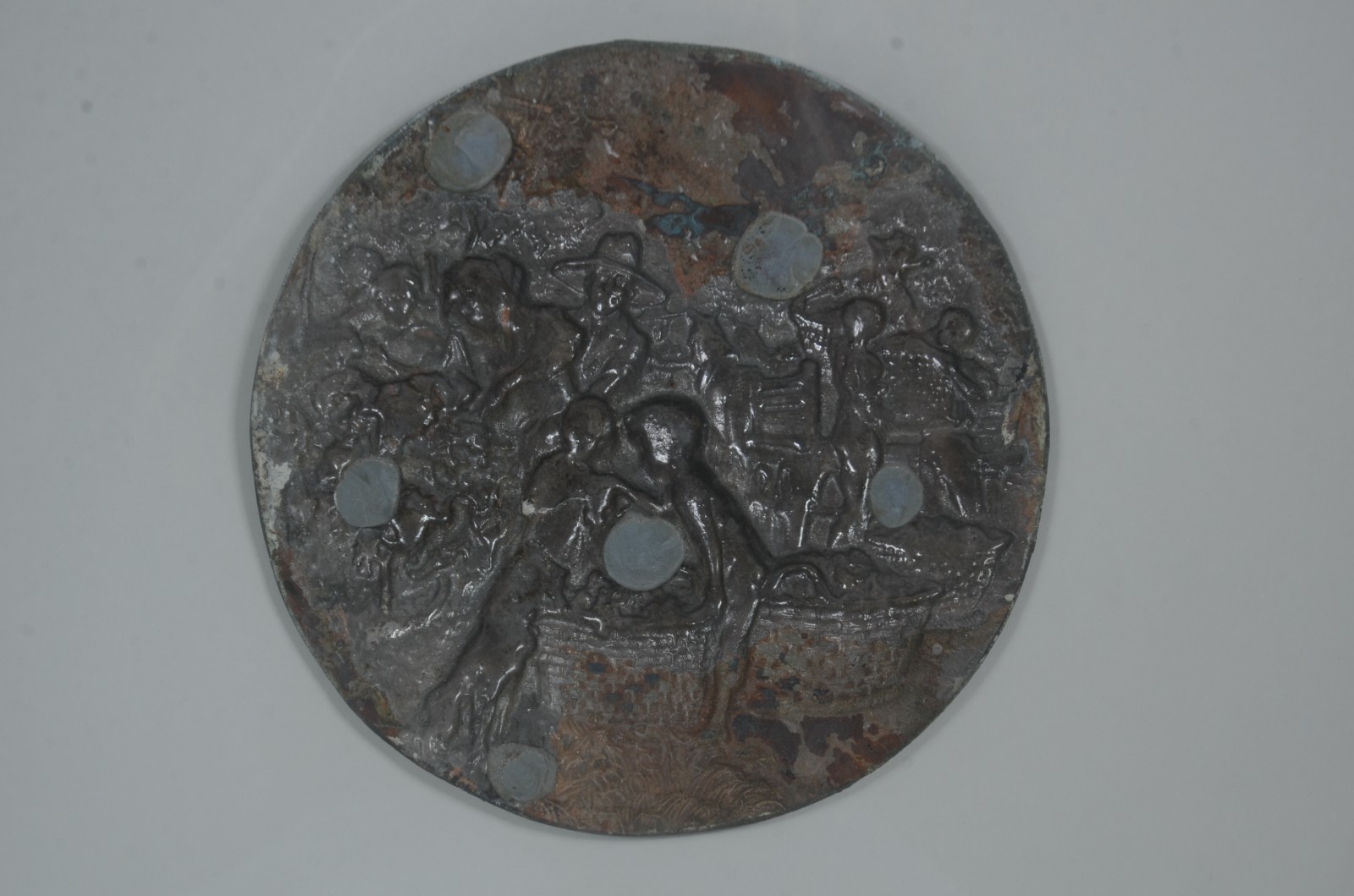 Placa de metal com figuras de camponeses em relevo. Com desgastes. - foto 6 de 6