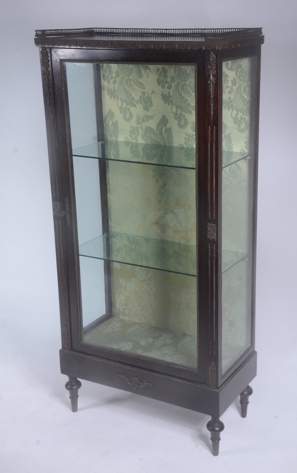 Pequena vitrine estilo francês de madeira nobre. Portas e laterais de... - foto 1 de 8