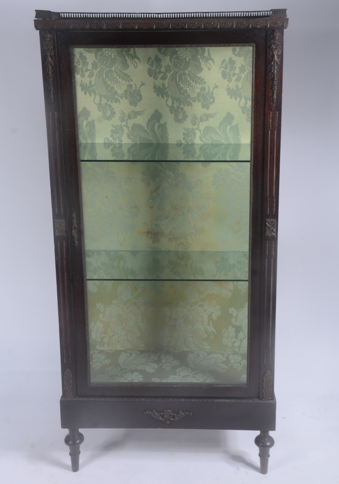 Pequena vitrine estilo francês de madeira nobre. Portas e laterais de... - foto 2 de 8