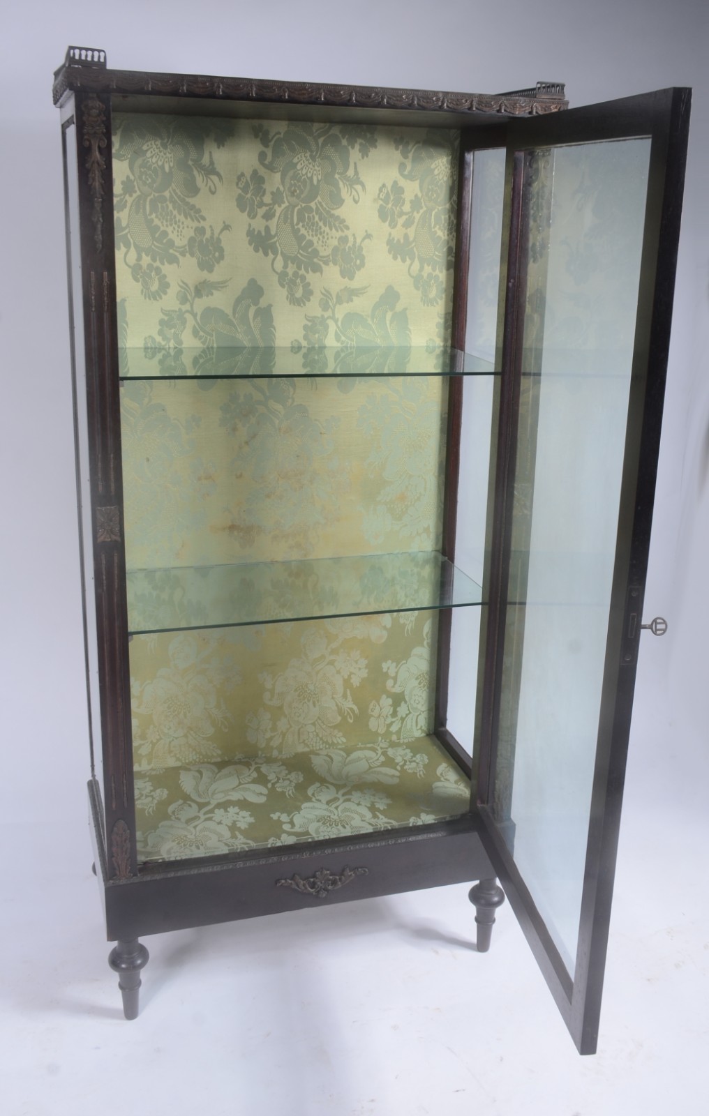 Pequena vitrine estilo francês de madeira nobre. Portas e laterais de... - foto 3 de 8
