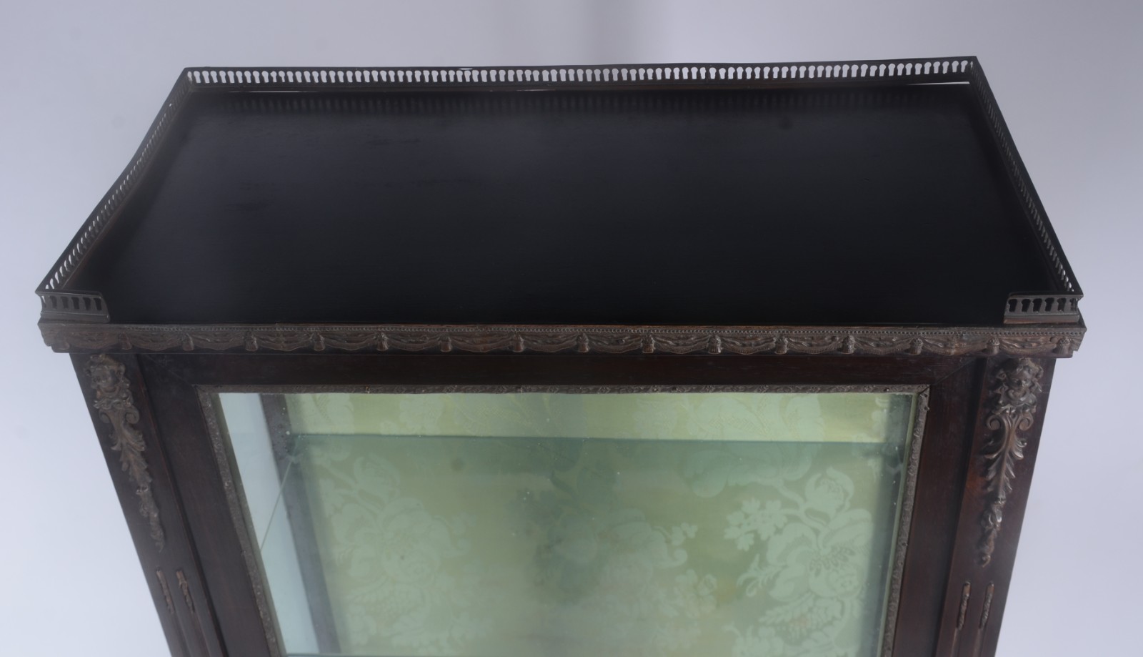 Pequena vitrine estilo francês de madeira nobre. Portas e laterais de... - foto 4 de 8